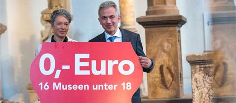 Freier Eintritt in die städtischen Museen (v.l.n.r.: Kulturdezernentin Dr. Ina Hartwig, Oberbürgermeister Peter Feldmann) © Heike Lyding