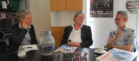 Kulturdezernentin Dr. Ina Hartwig, Götz Wörner (Vereinsgründer Kultur für ALLE), Rol Schäfer (Nutzer des Kulturpasses) © Kulturdezernat Frankfurt am Main