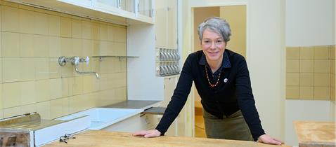 Kulturdezernentin Ina Hartwig in Frankfurter Küche, Foto: Salome Roessler