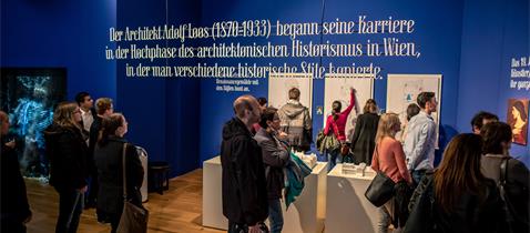 Besucher im Museum Angewandte Kunst, Foto: Peter Krausgrill