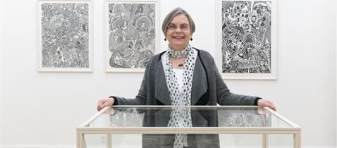 Dr. Eva Raabe in der Ausstellung LUKIM GEN, Foto: Wolfgang Künzel