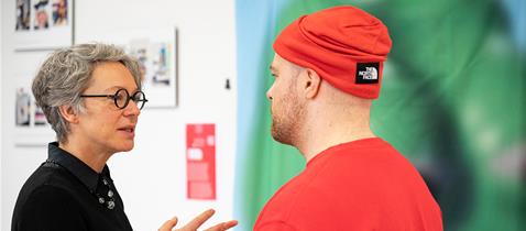 Kulturdezernentin Dr. Ina Hartwig im Austausch mit dem Designer Felix Kosok, Foto: Salome Roessler